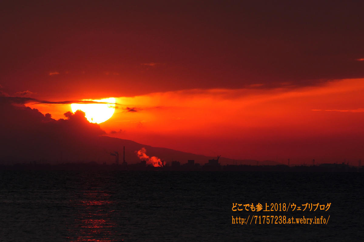待っていた「赤い夕景」、夕日がようやく富山湾の山の稜線に沈ん